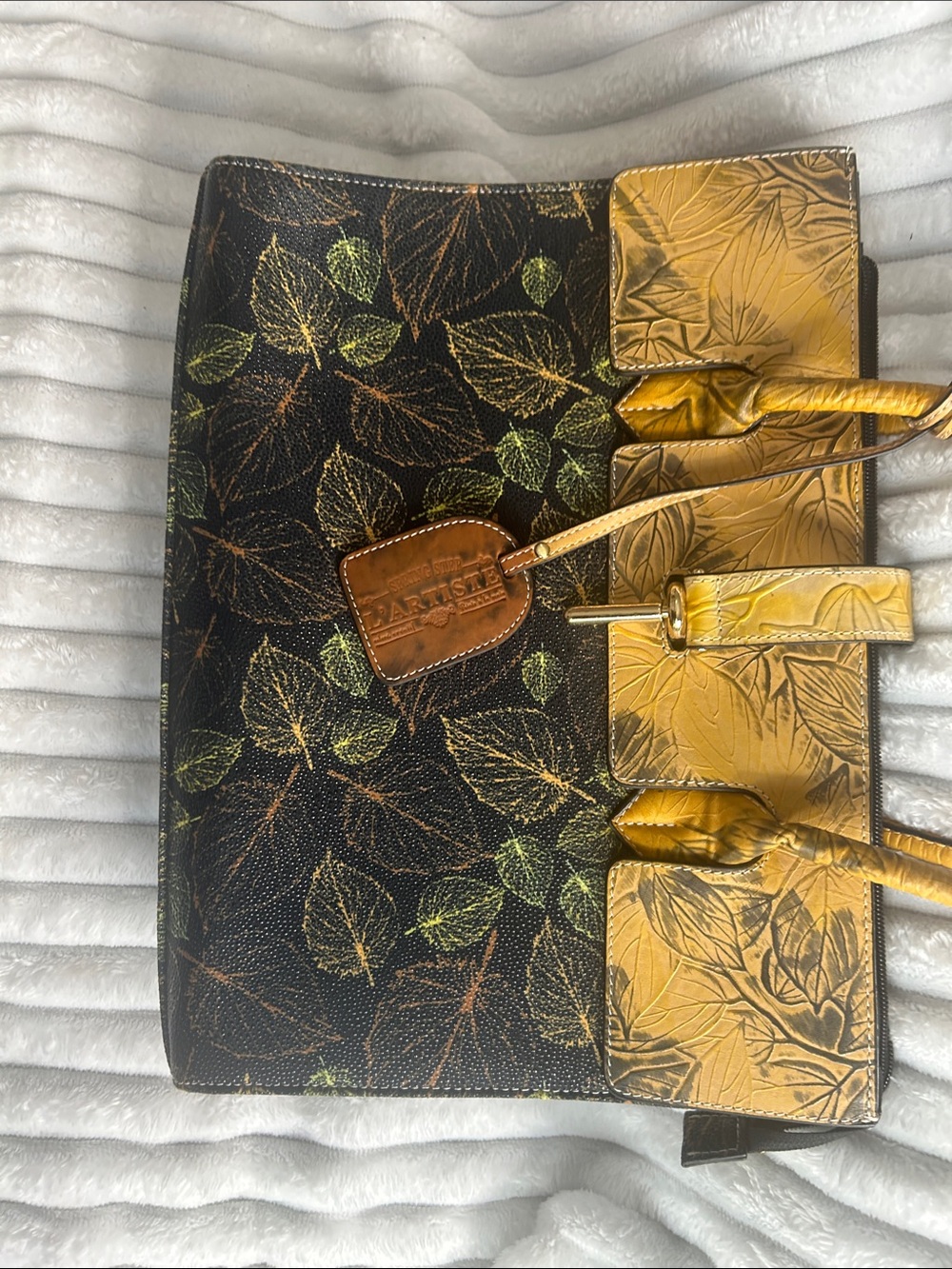 L’ARTISTE SPRING STEP. Black Leaf-Print Tote with Yellow Embossed Accents